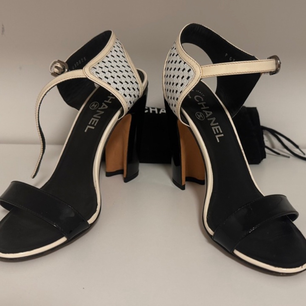 CHANEL Black and White Sandals - Picture 2 of 6